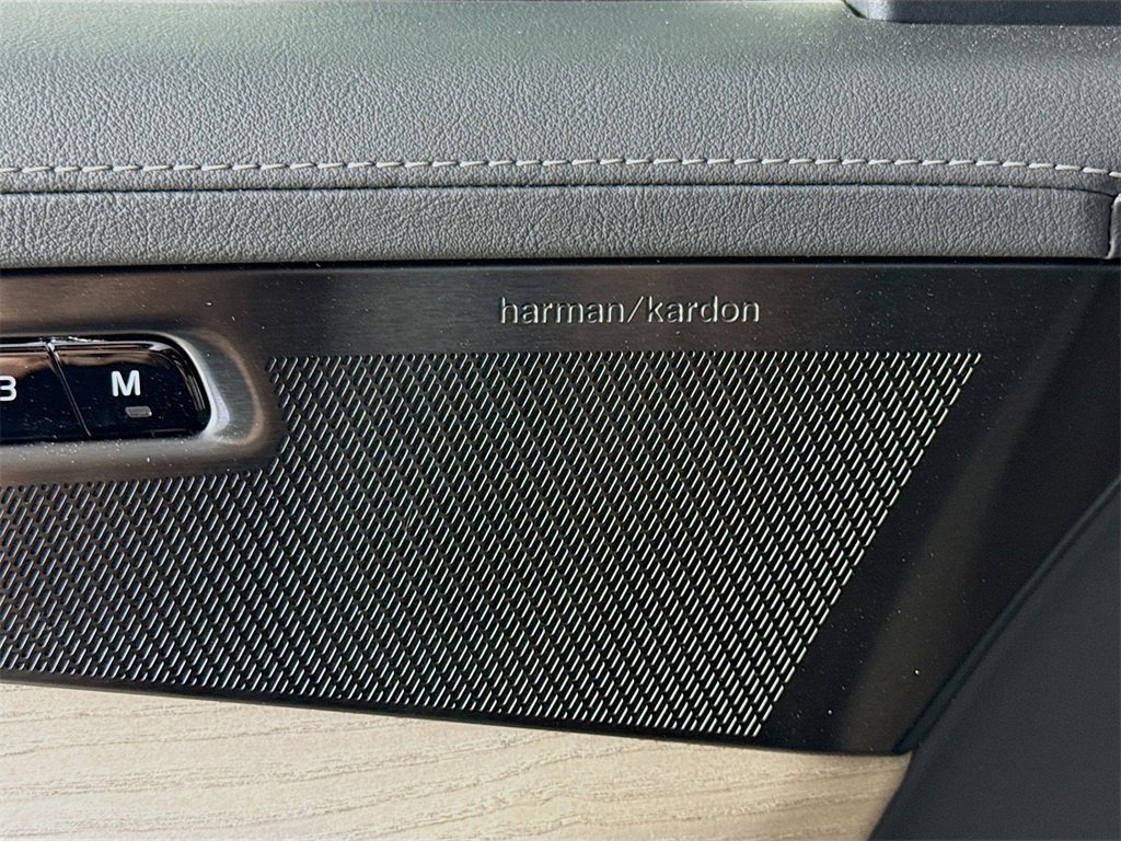 New 2025 Volvo XC90 B5 Plus w/ Protection Package image 19