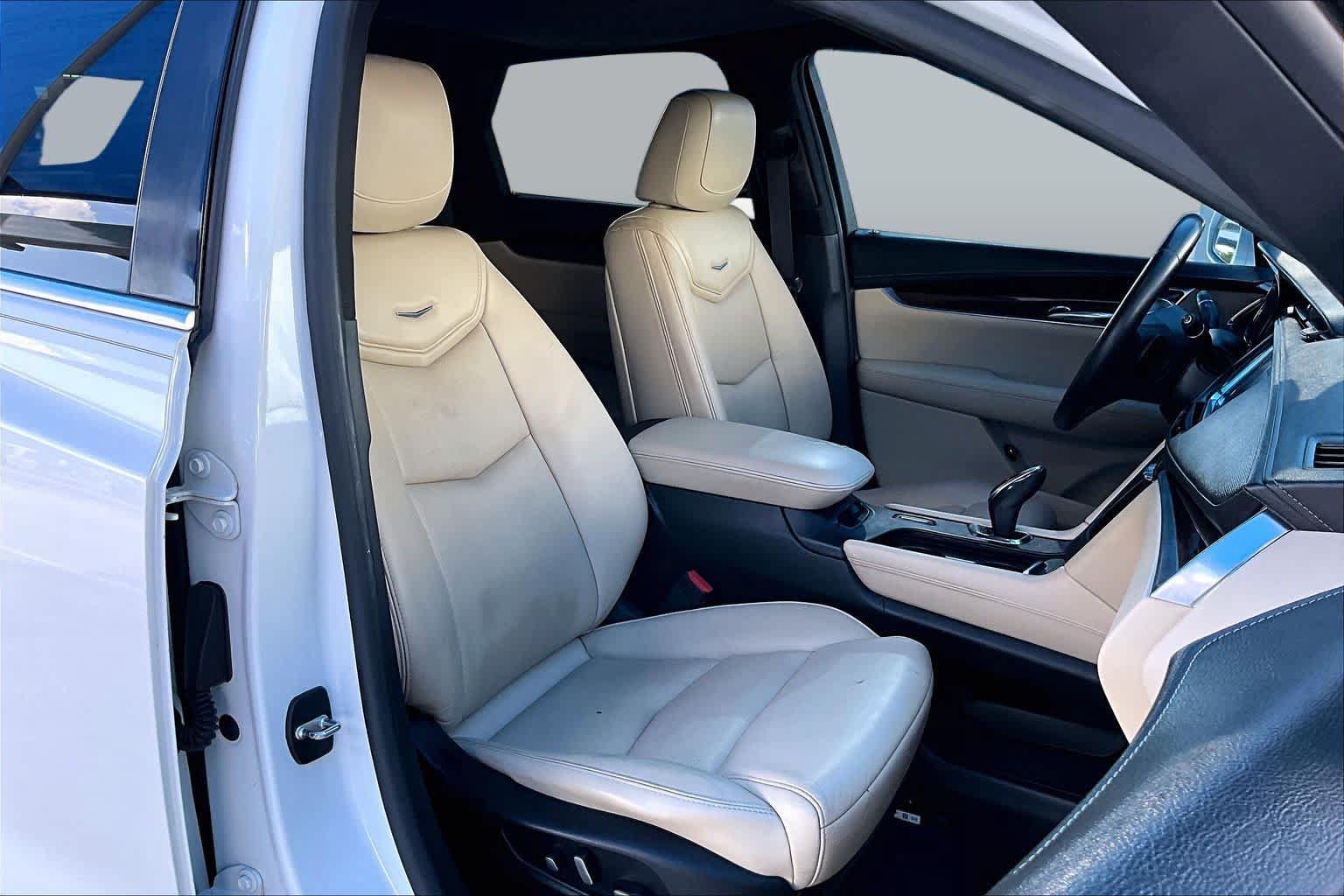 Used 2017 Cadillac XT5 Luxury w/ Driver Awareness Package FWD image 8