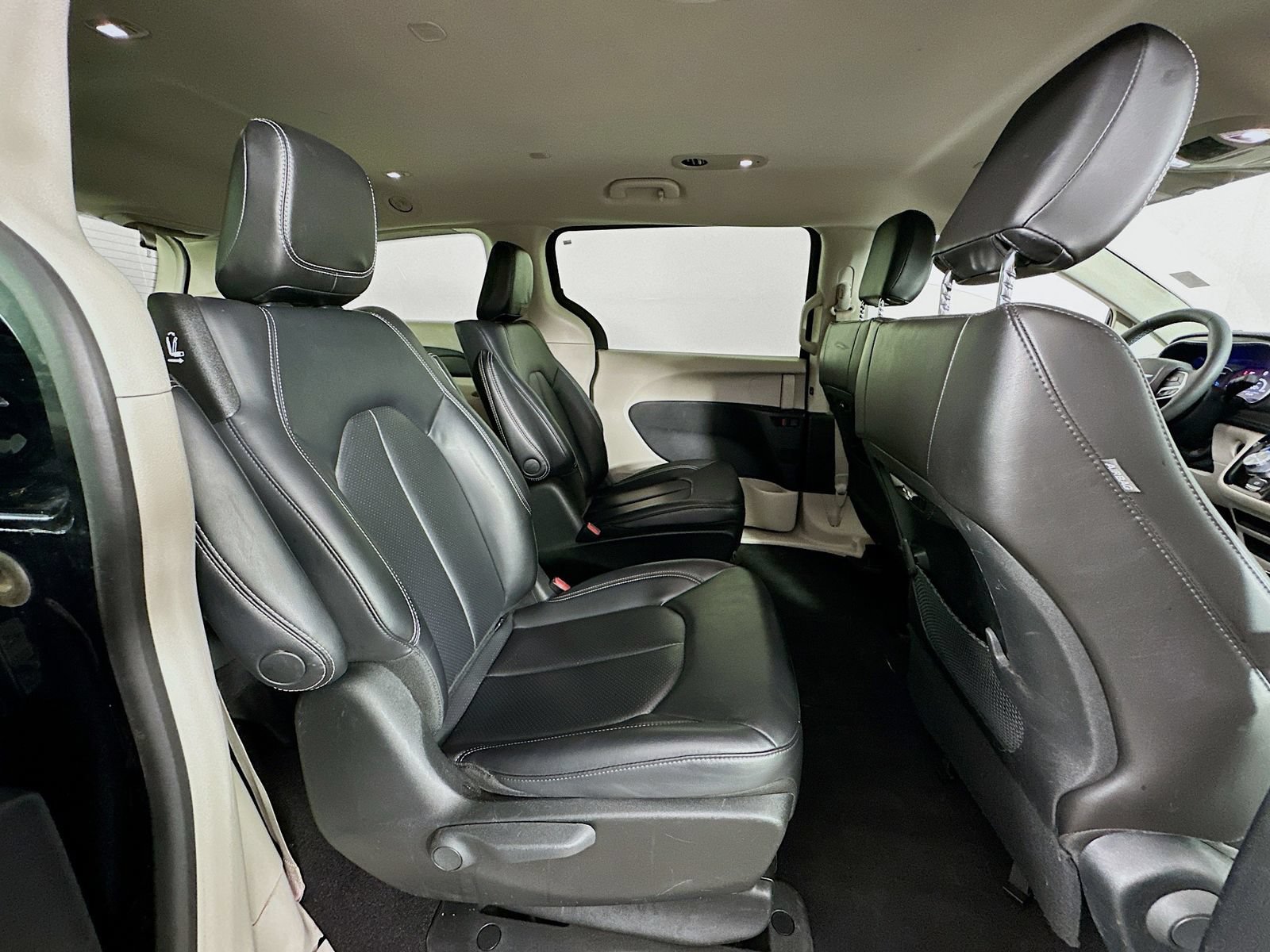 Used 2023 Chrysler Pacifica Touring-L FWD image 28