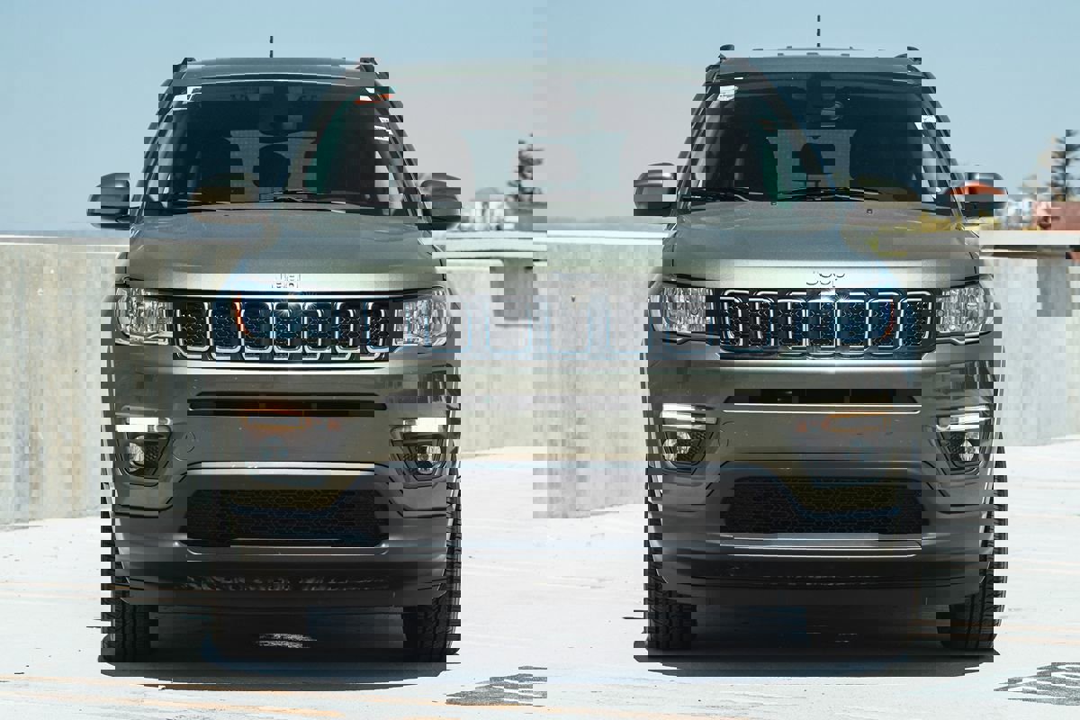 Used 2019 Jeep Compass Latitude image 3