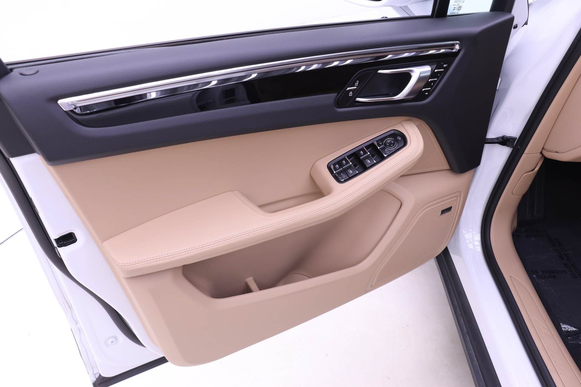 Used 2025 Porsche Macan AWD/4WD image 15