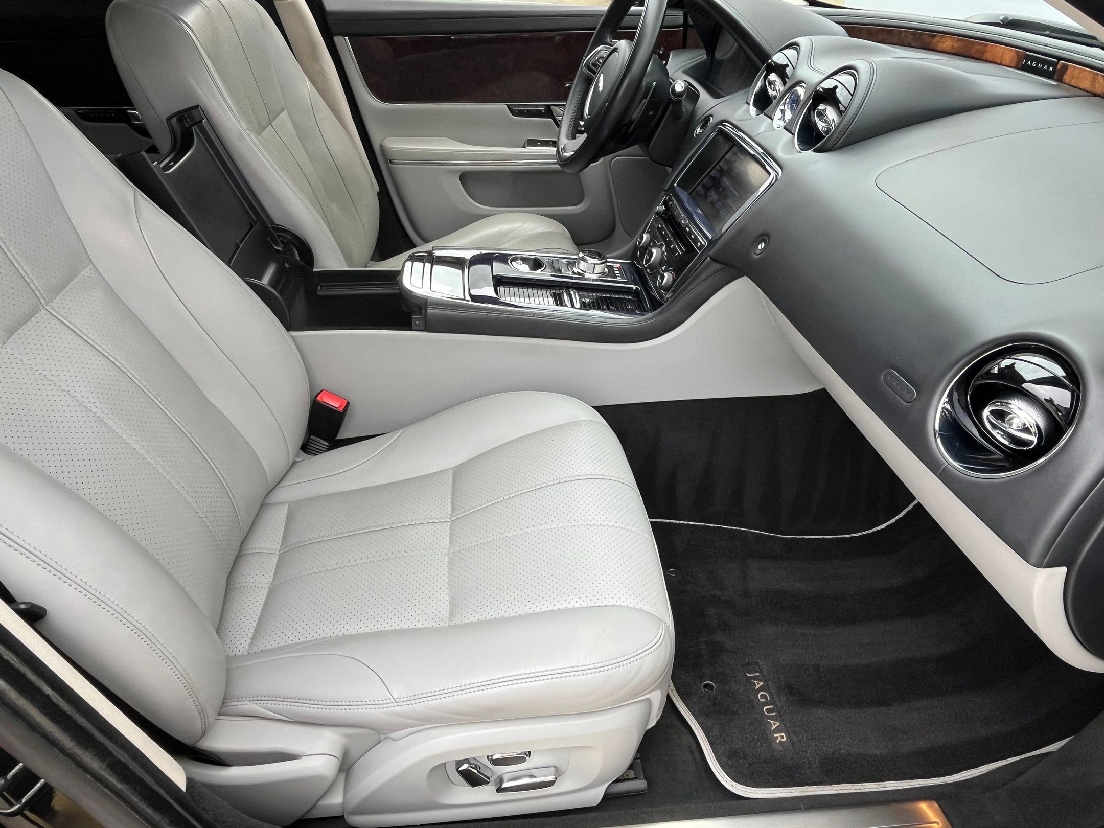 Used 2013 Jaguar XJ image 23