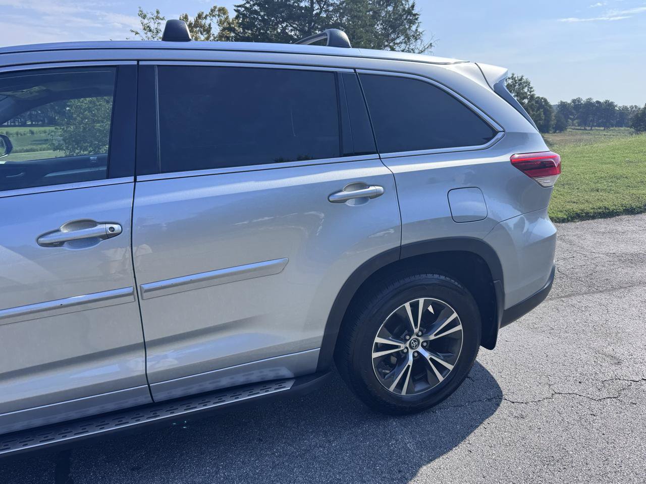 Used 2018 Toyota Highlander XLE AWD/4WD image 9