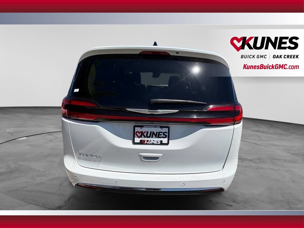 Used 2023 Chrysler Pacifica Touring-L FWD image 6