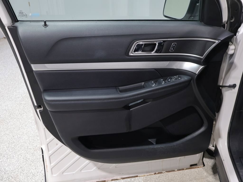 Used 2017 Ford Explorer XLT w/ Equipment Group 202A image 14