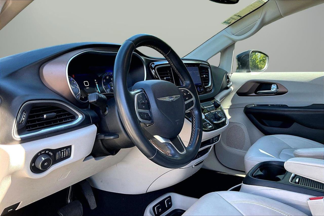Used 2017 Chrysler Pacifica Touring-L Plus w/ Tire & Wheel Group FWD image 19