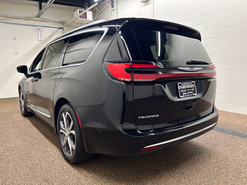 Used 2025 Chrysler Pacifica Pinnacle FWD image 4