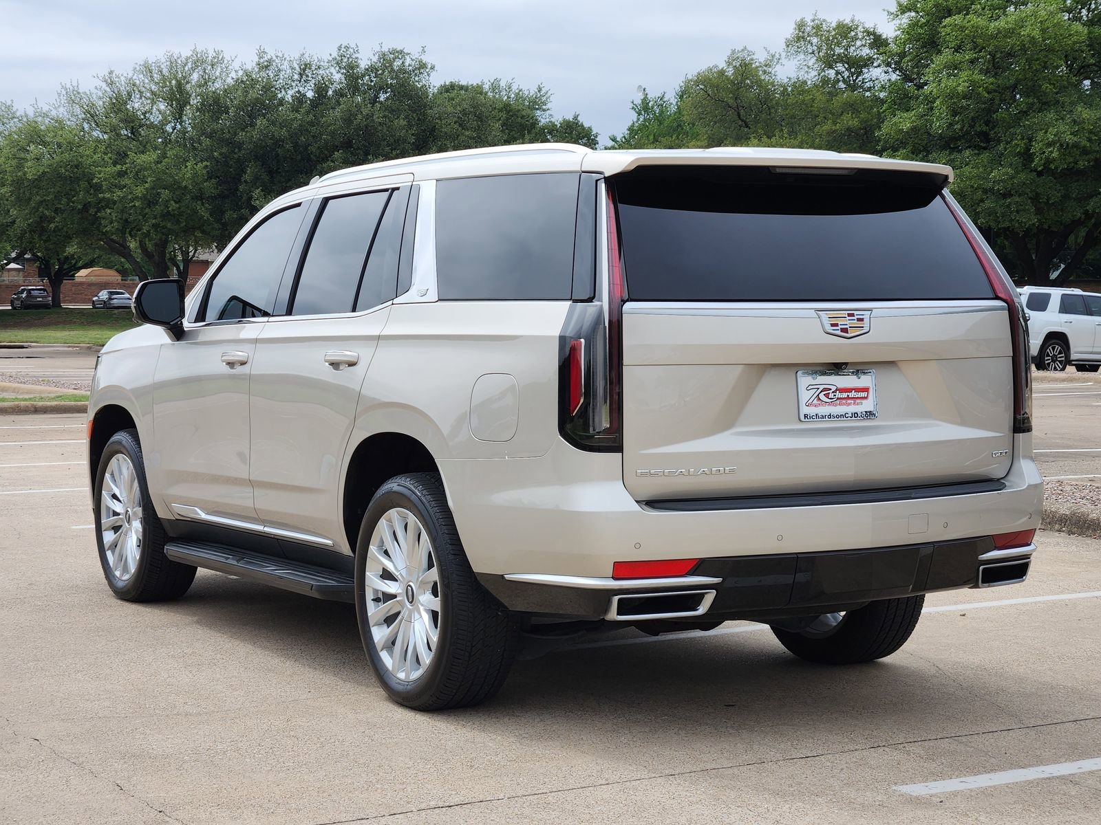 Used 2024 Cadillac Escalade Luxury w/ LPO, Floor Liner Package RWD image 4