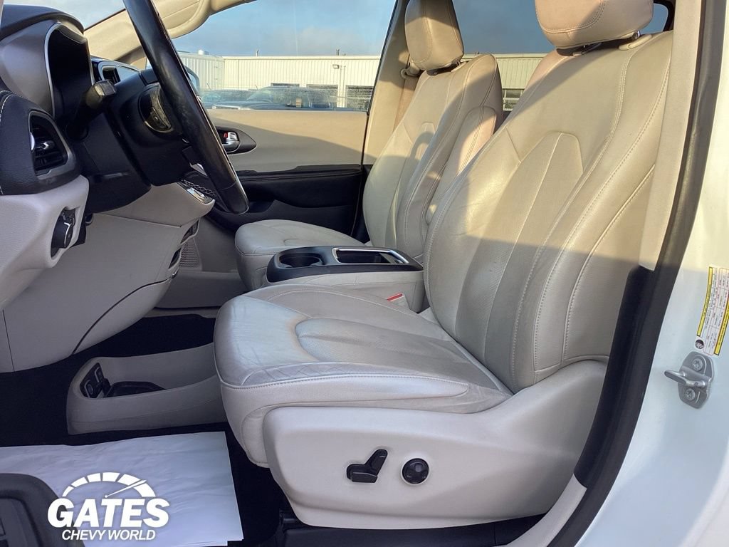 Used 2021 Chrysler Pacifica Touring-L FWD image 14