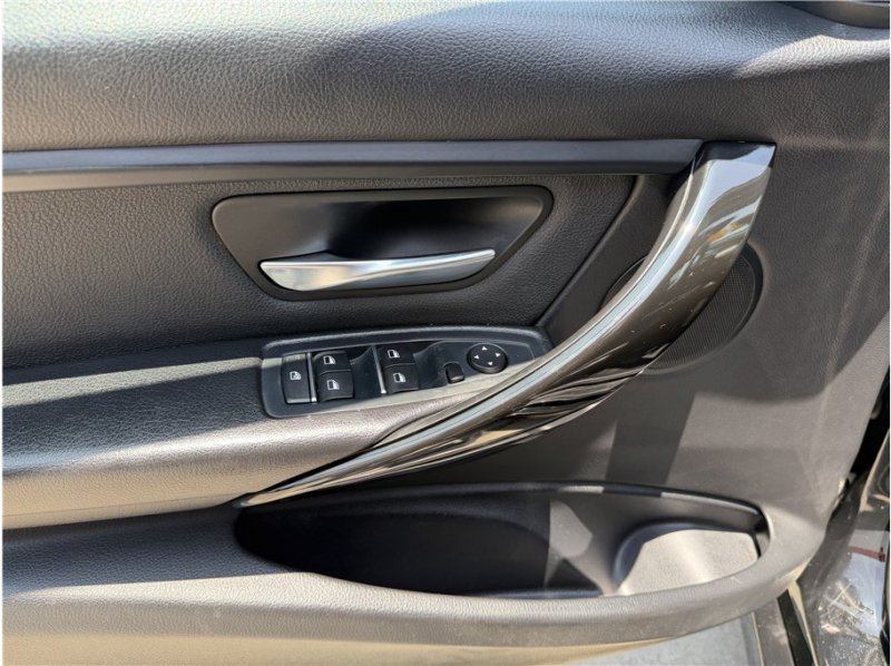 Used 2018 BMW 320i Sedan RWD image 16