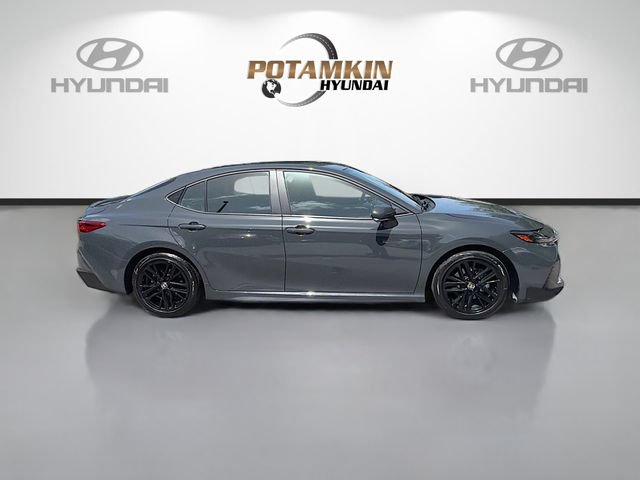 Used 2025 Toyota Camry SE FWD image 4