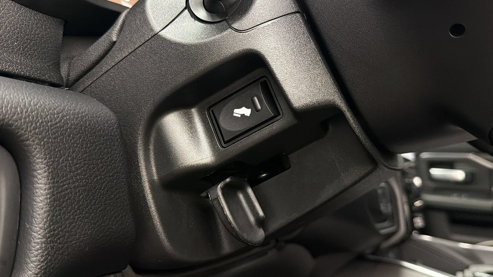 Used 2025 RAM 2500 Laramie AWD/4WD image 33