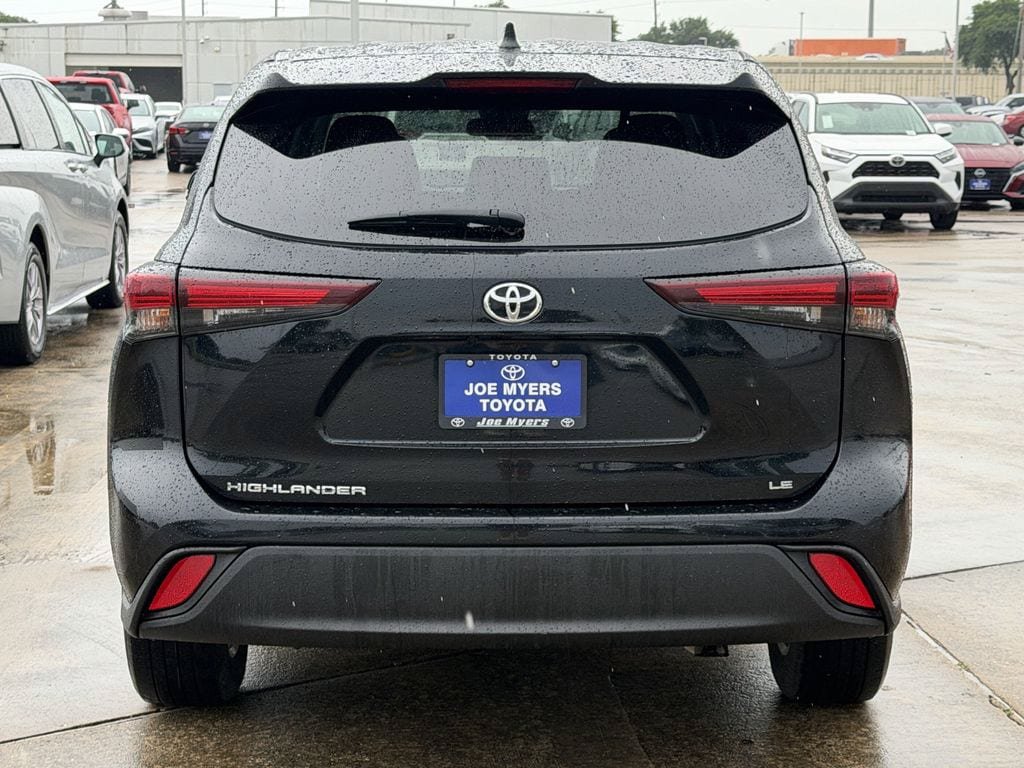 Used 2024 Toyota Highlander LE FWD image 8