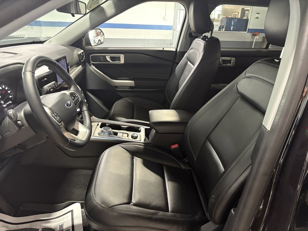 Used 2022 Ford Explorer XLT w/ Equipment Group 202A image 10