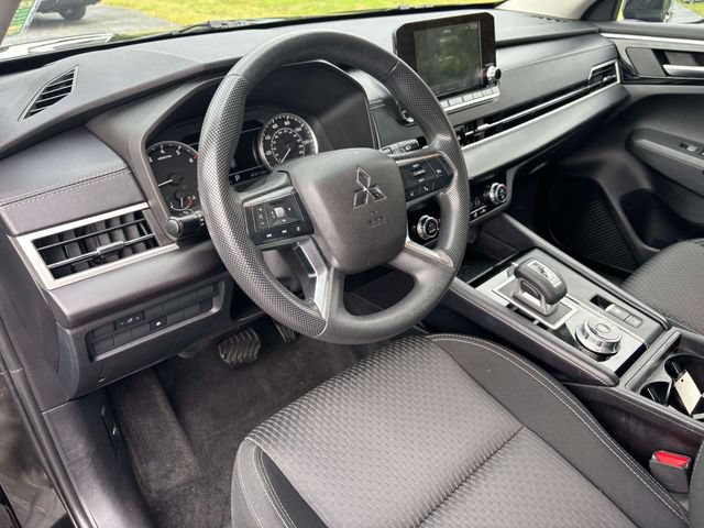 Used 2023 Mitsubishi Outlander ES FWD image 6