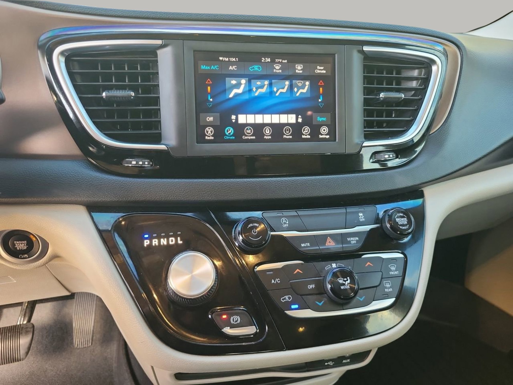 Used 2020 Chrysler Voyager Lxi image 21