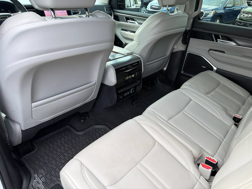 Used 2024 Jeep Wagoneer L Series II w/ Flexible Seating Group AWD/4WD image 15