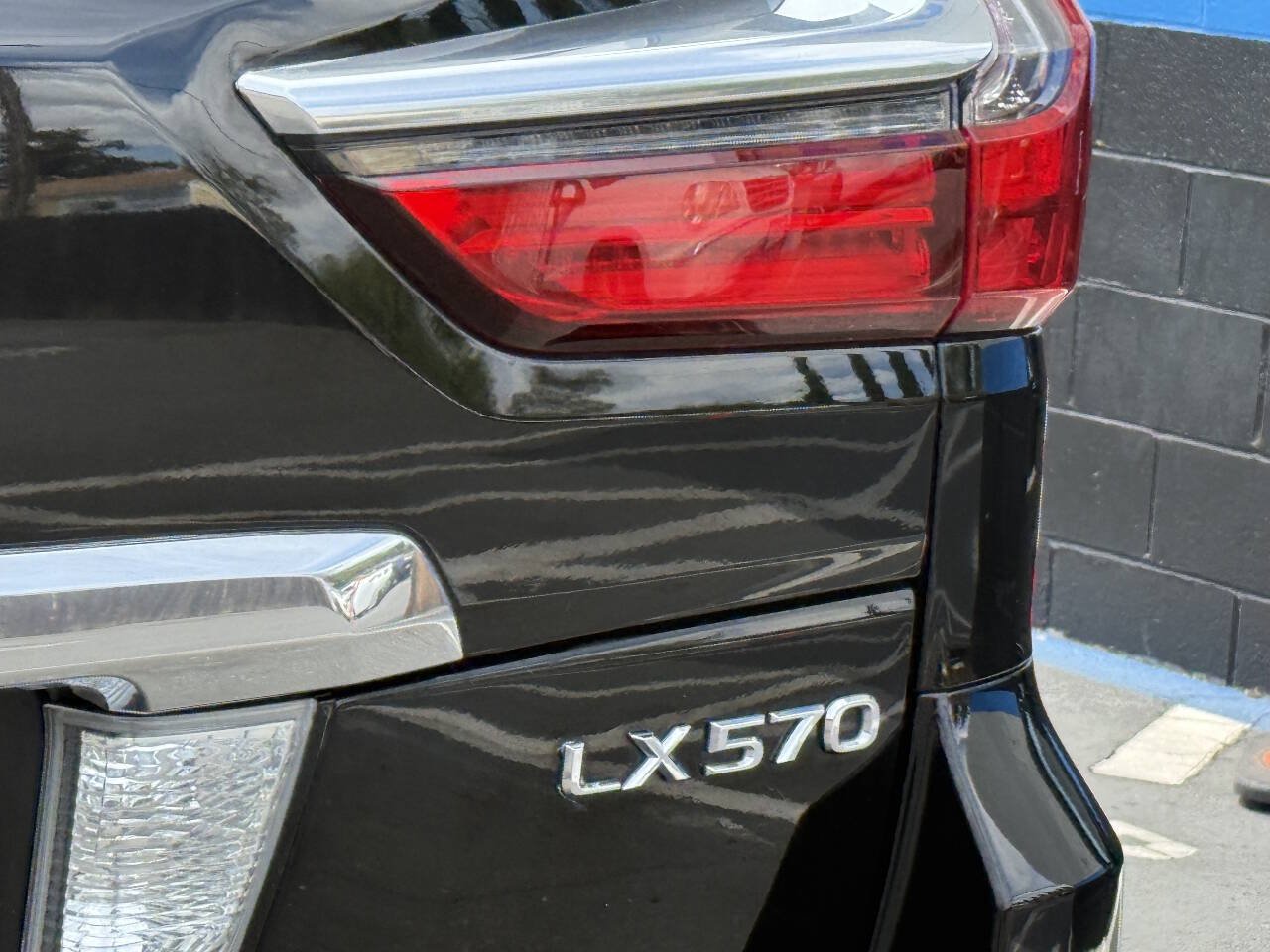 Used 2017 Lexus LX 570 4WD w/ Luxury Package image 33