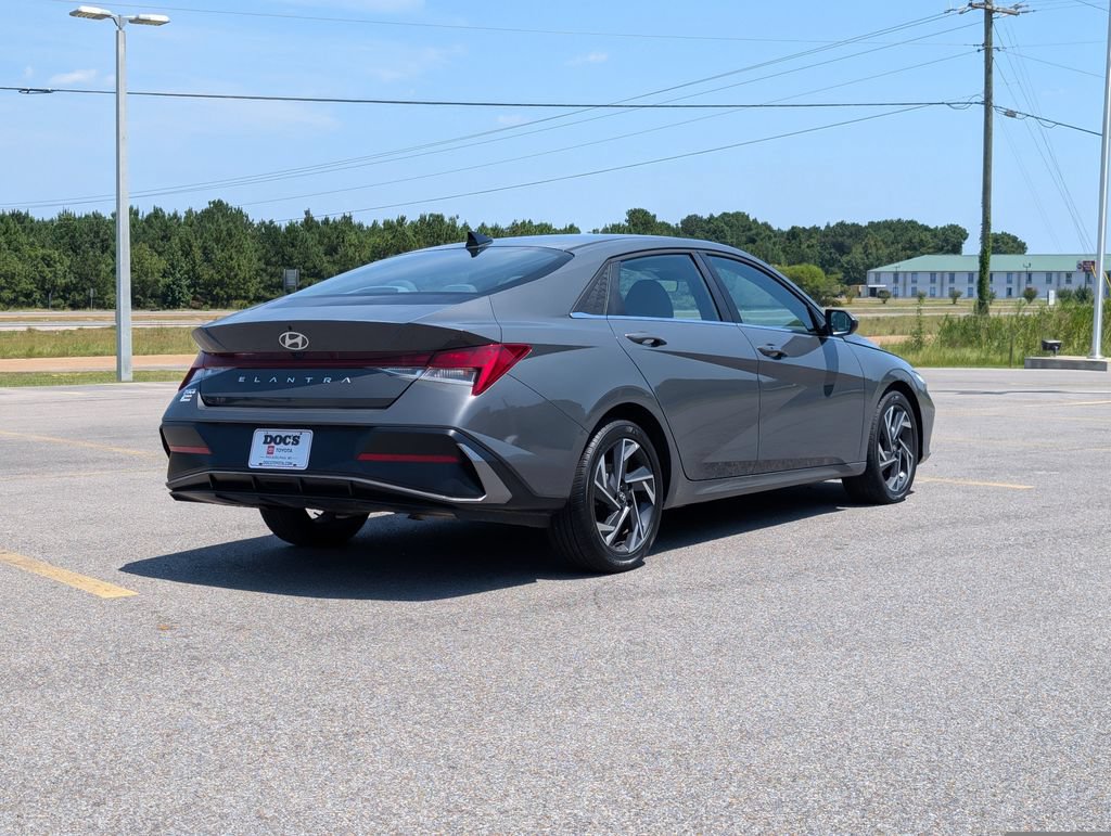 Used 2024 Hyundai Elantra SEL w/ Convenience Package FWD image 5