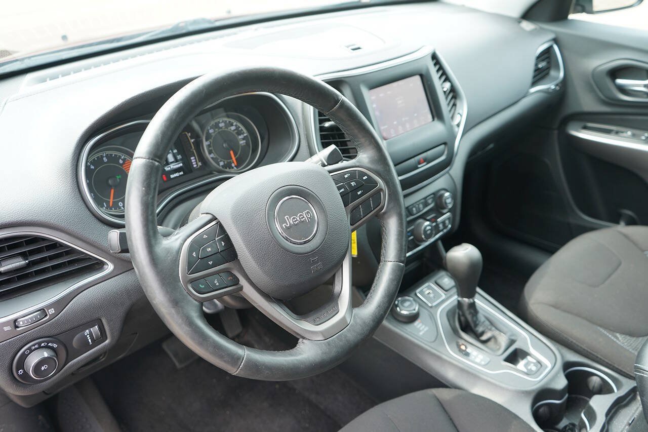 Used 2019 Jeep Cherokee Latitude w/ Cold Weather Group AWD/4WD image 20