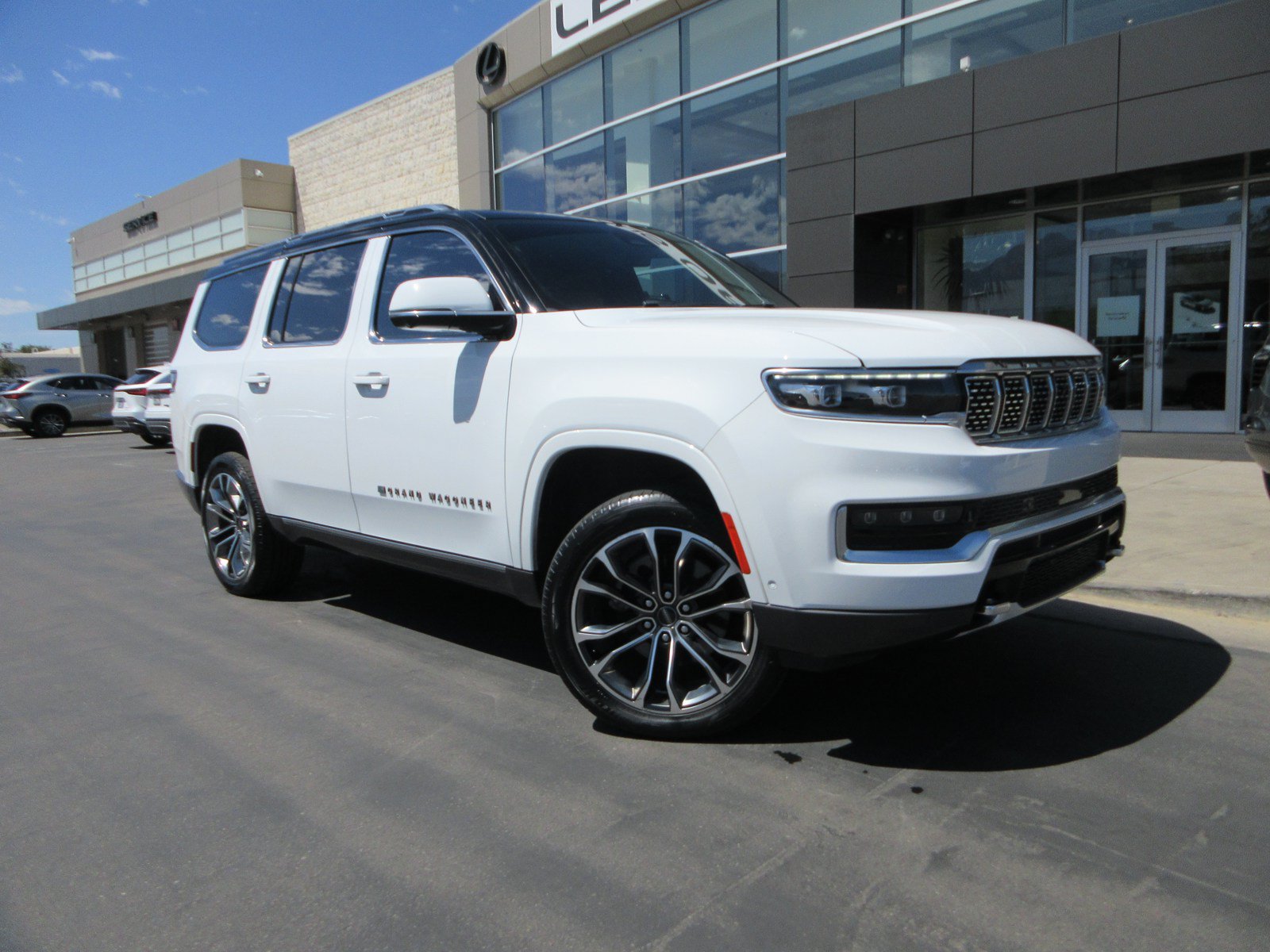 Used 2022 Jeep Grand Wagoneer Series III w/ Rear Seat Video Group 1 AWD/4WD image 15
