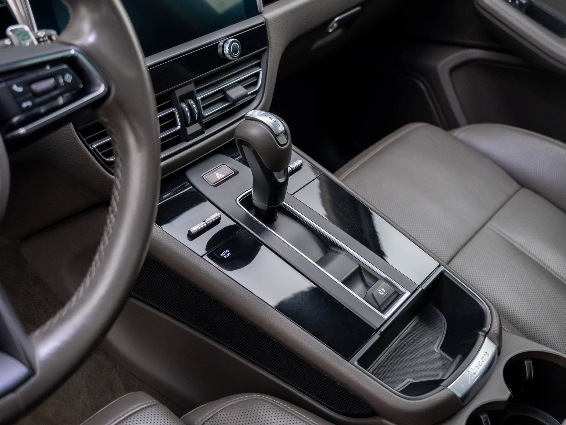 Certified 2023 Porsche Macan AWD/4WD image 13