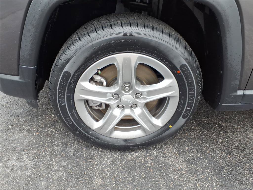 Used 2024 Jeep Compass Latitude image 12