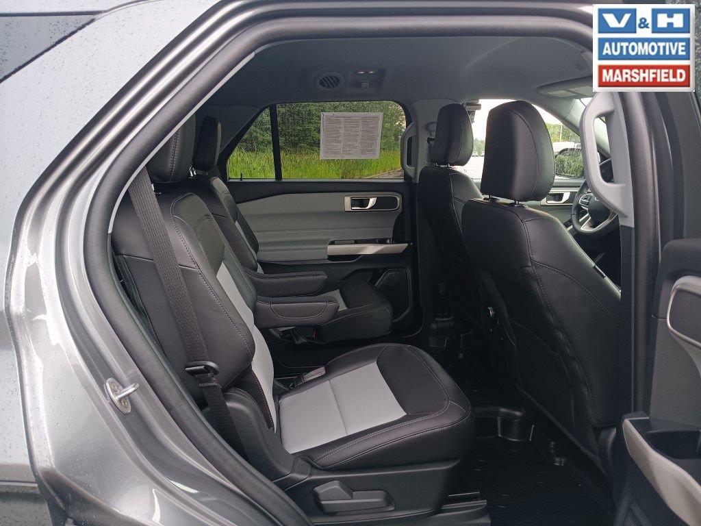 Used 2024 Ford Explorer XLT w/ Equipment Group 202A AWD/4WD image 18