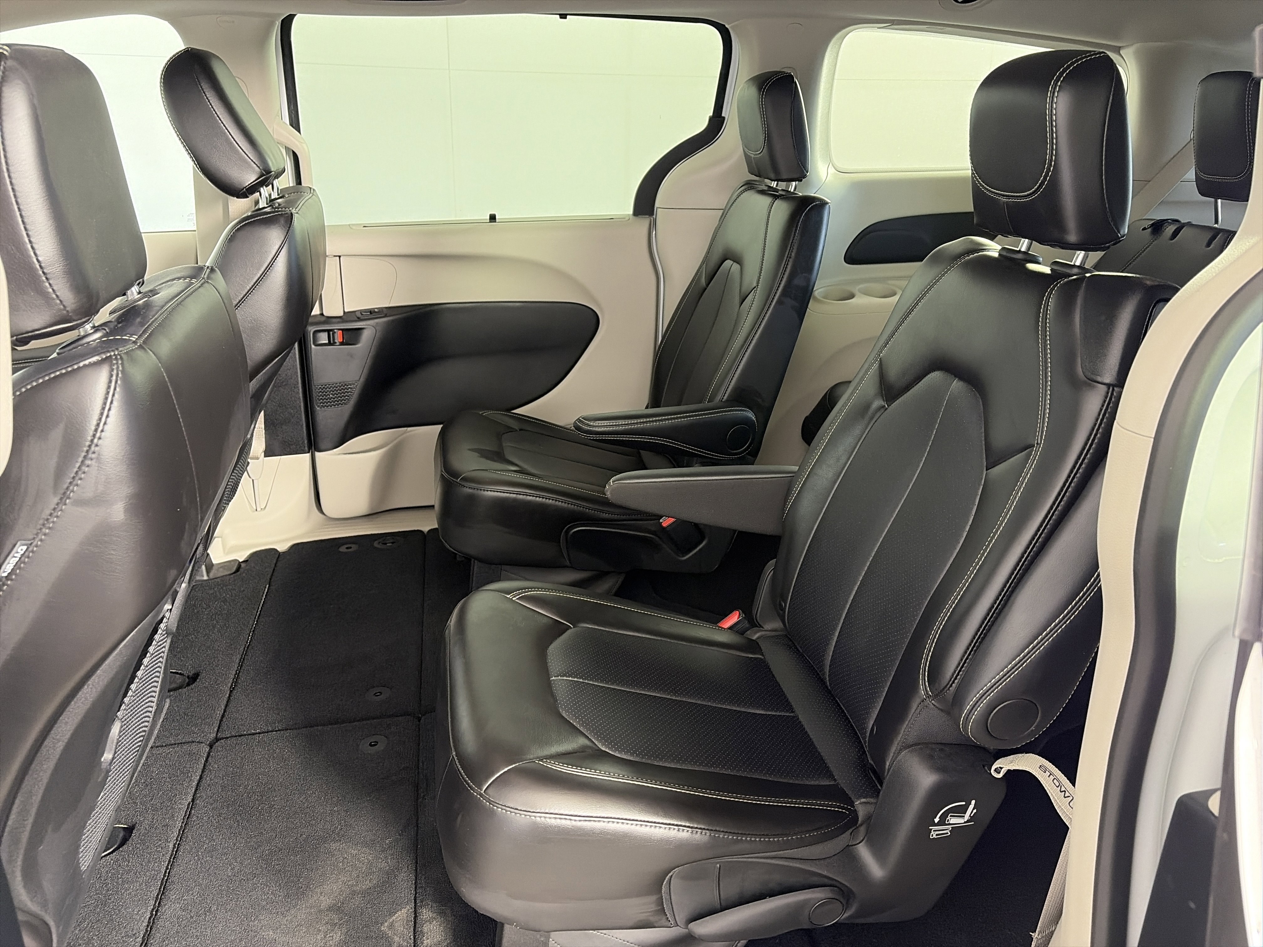 Used 2024 Chrysler Pacifica Touring-L image 7