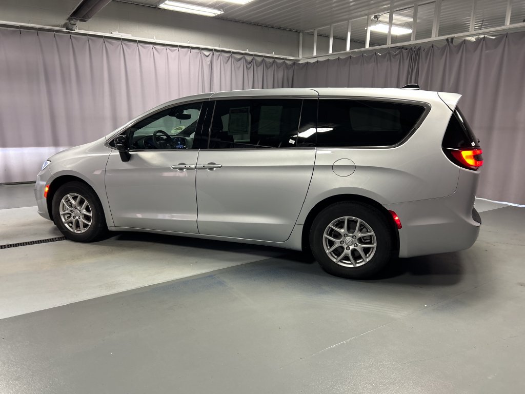 Used 2026 Chrysler Pacifica Select FWD image 4