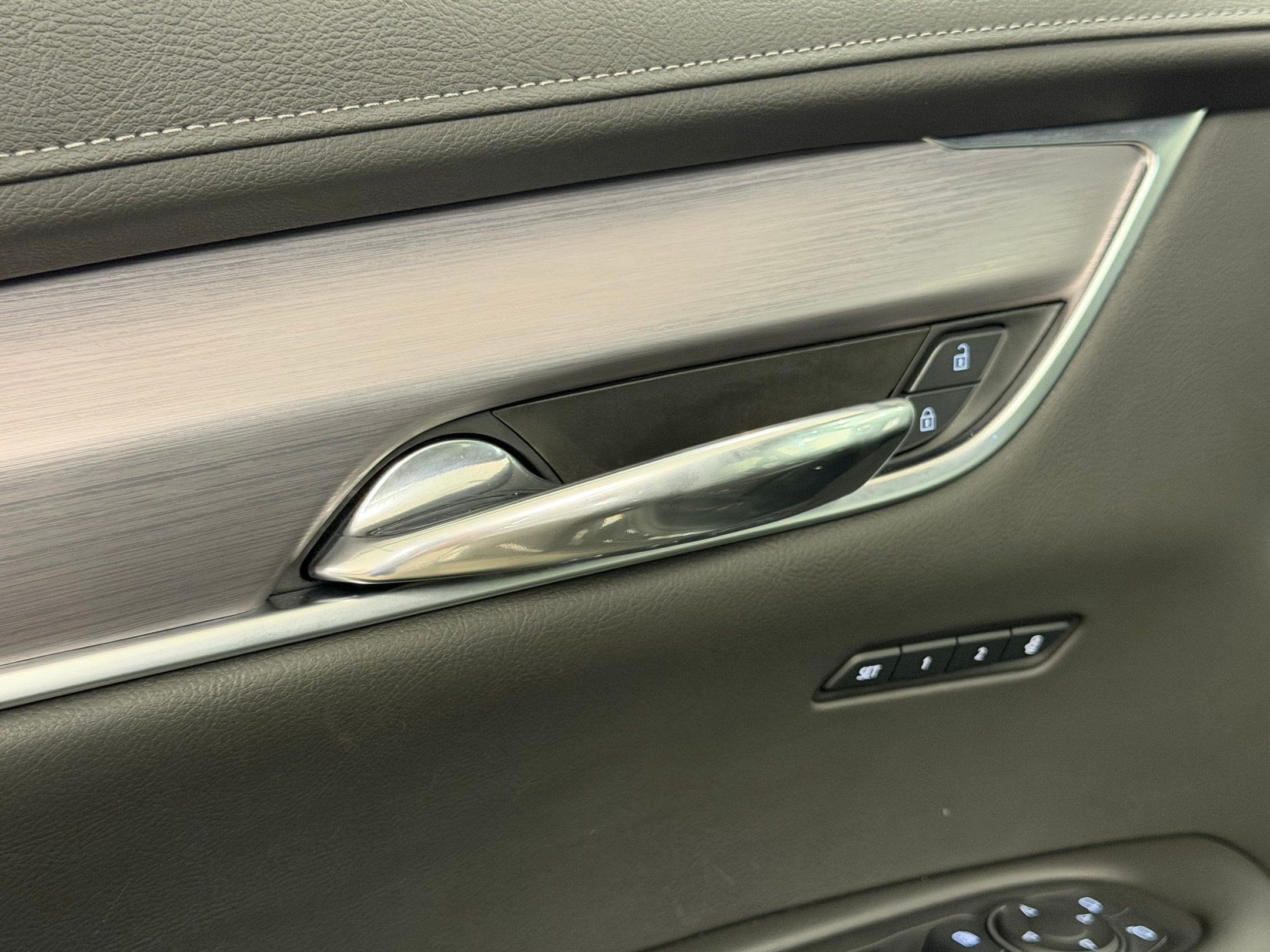 Certified 2025 Cadillac XT6 Luxury FWD image 37