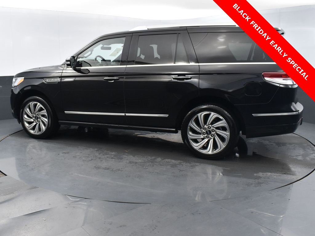 Used 2022 Lincoln Navigator Reserve image 2