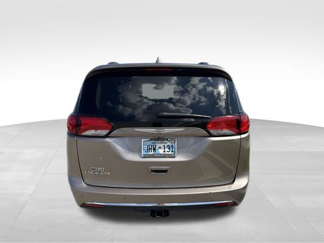 Used 2018 Chrysler Pacifica Touring-L Plus FWD image 4