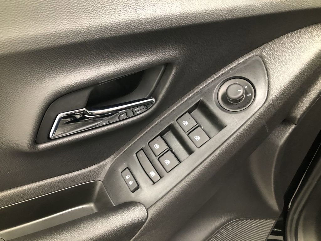 Used 2020 Chevrolet Trax LT FWD image 13