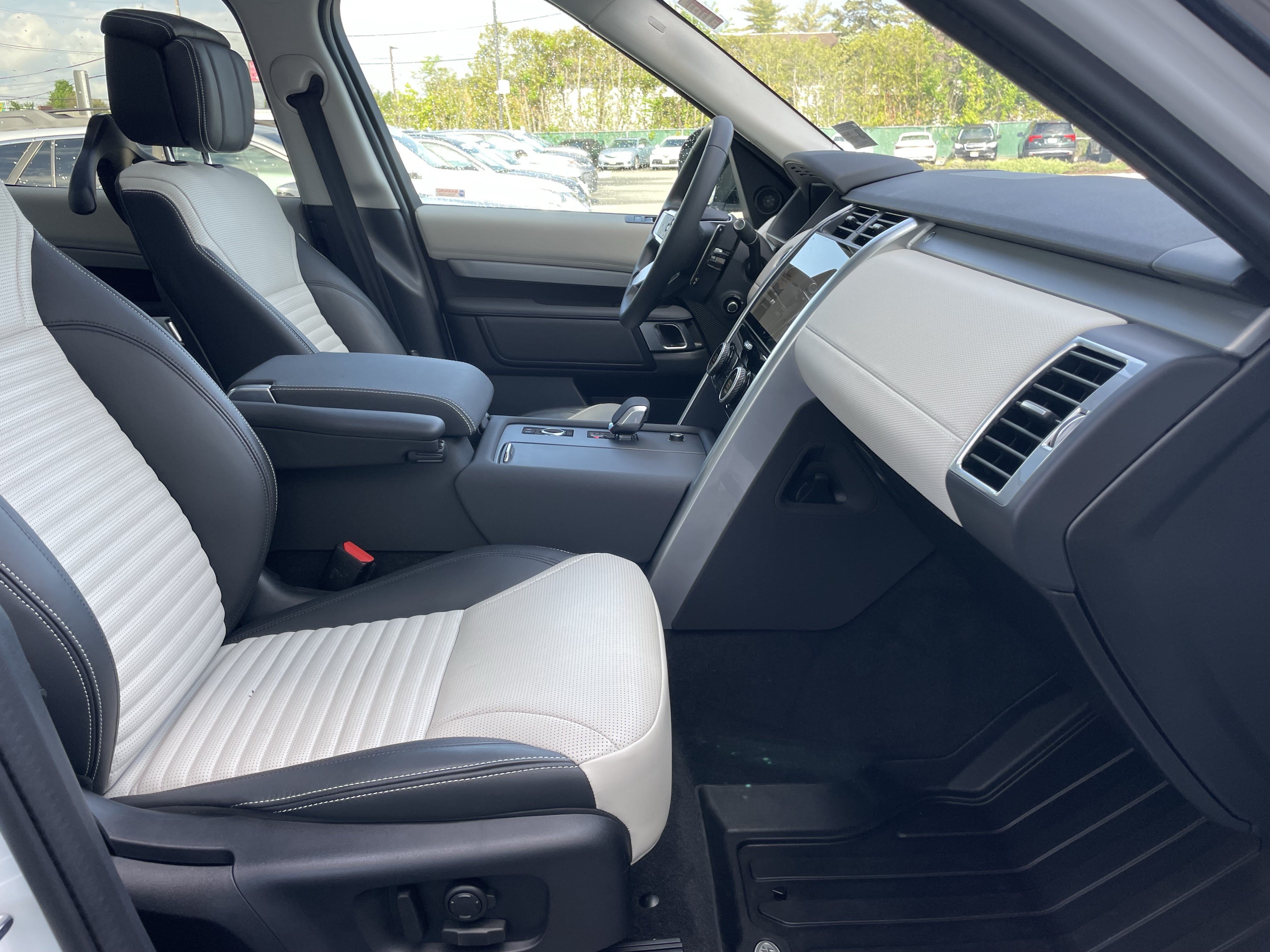 Certified 2025 Land Rover Discovery Dynamic SE AWD/4WD image 15