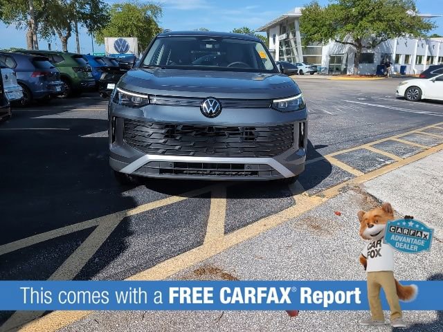 Used 2025 Volkswagen Tiguan SE image 2