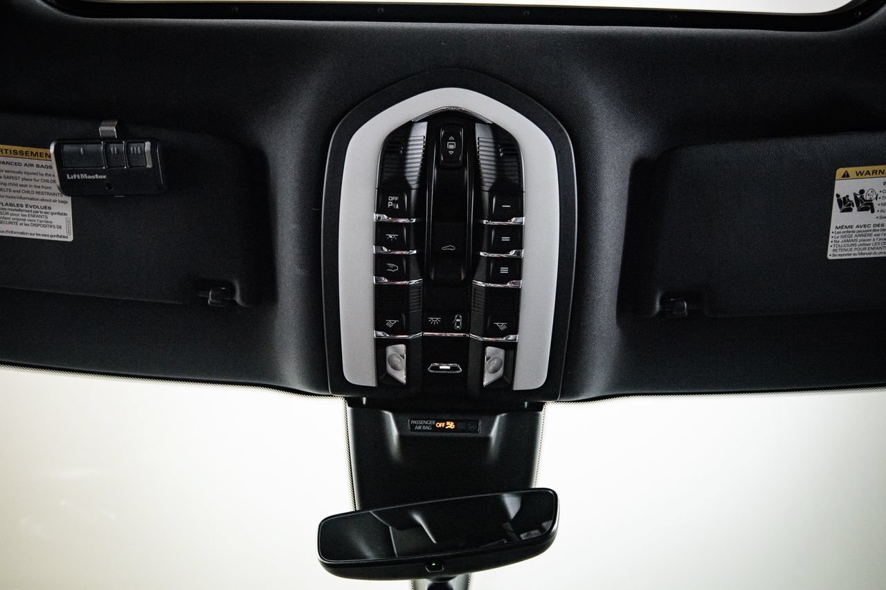 Certified 2024 Porsche Macan AWD/4WD image 20