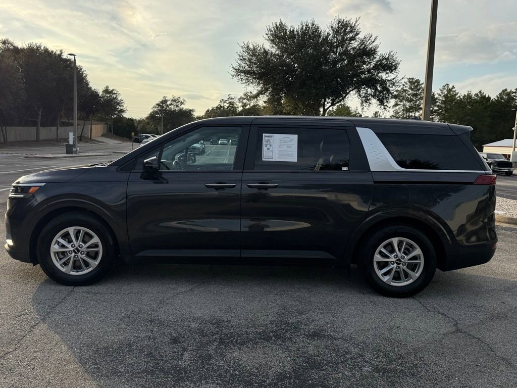 Used 2024 Kia Carnival LX image 4