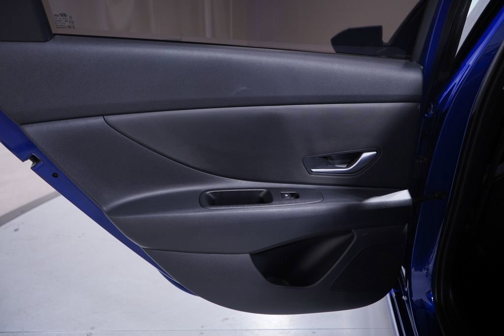 Used 2023 Hyundai Elantra SE w/ Cargo Package image 14