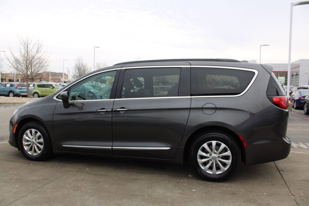 Used 2017 Chrysler Pacifica Touring-L image 4