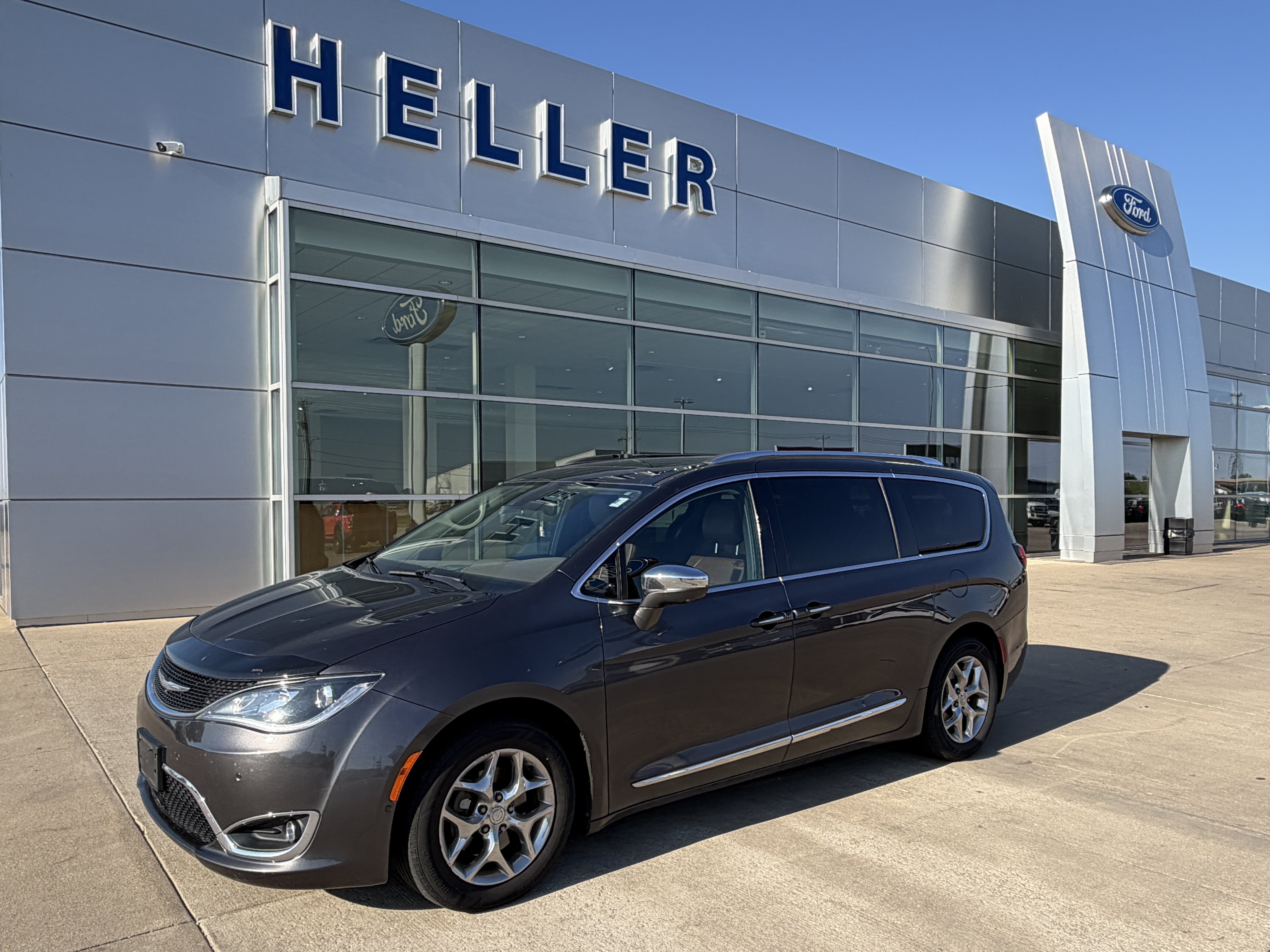Used 2017 Chrysler Pacifica Limited FWD image 3