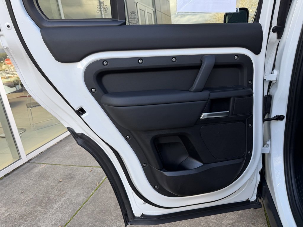 Used 2025 Land Rover Defender 110 S image 28