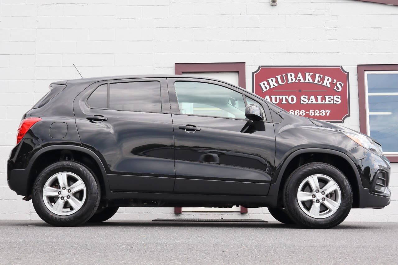 Used 2017 Chevrolet Trax LS w/ Fleet Convenience Package AWD/4WD image 1