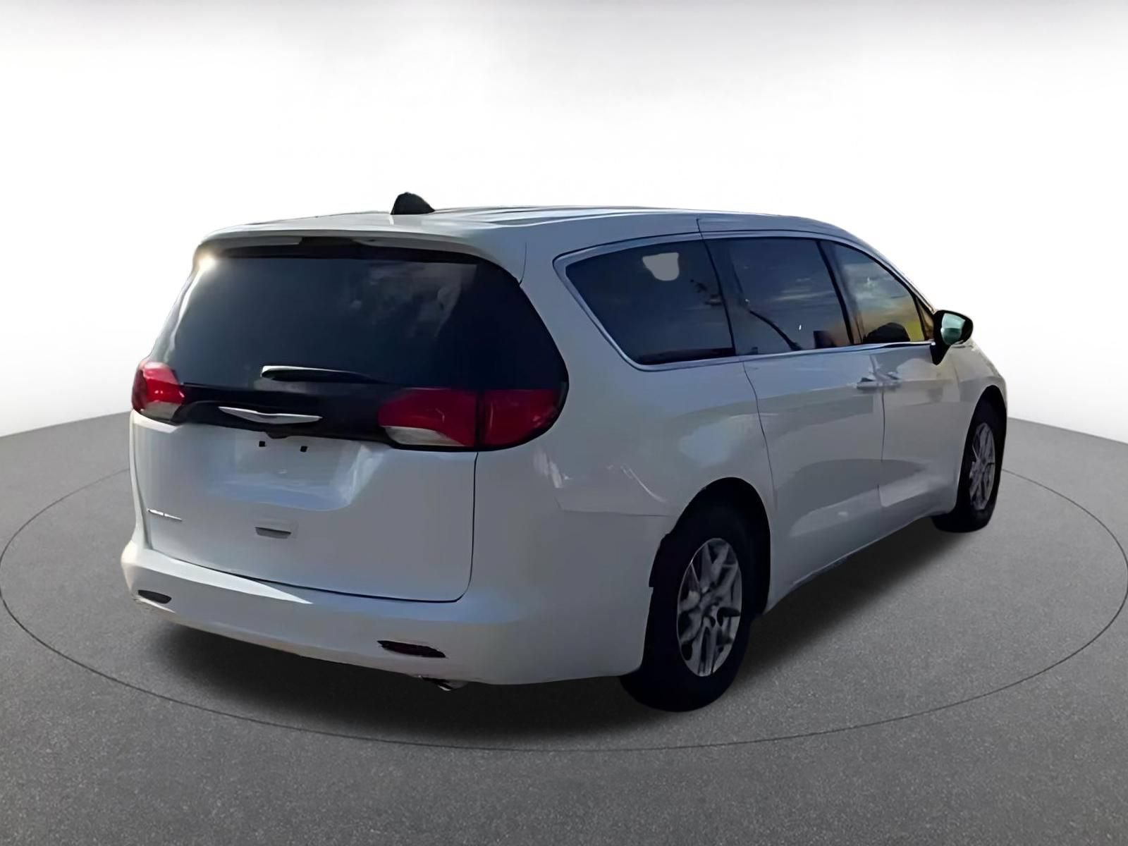 Used 2024 Chrysler Voyager LX FWD image 14