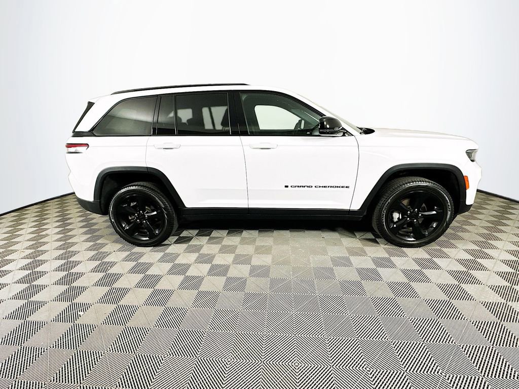 Certified 2025 Jeep Grand Cherokee Limited w/ Black Appearance Package image 14