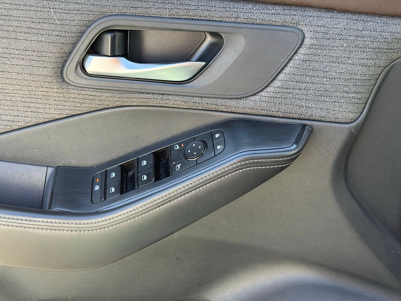 Used 2023 Nissan Rogue SV FWD image 12