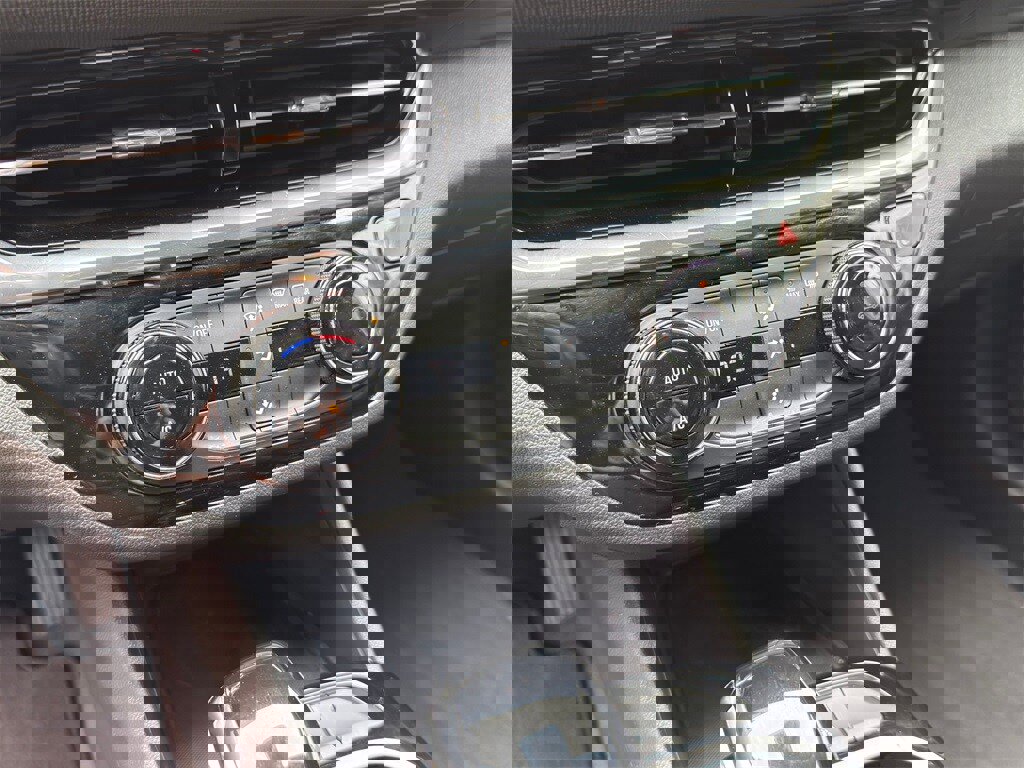 Used 2025 Buick Envista Sport Touring image 17