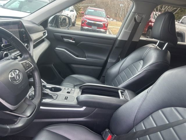 Used 2024 Toyota Highlander XLE image 11