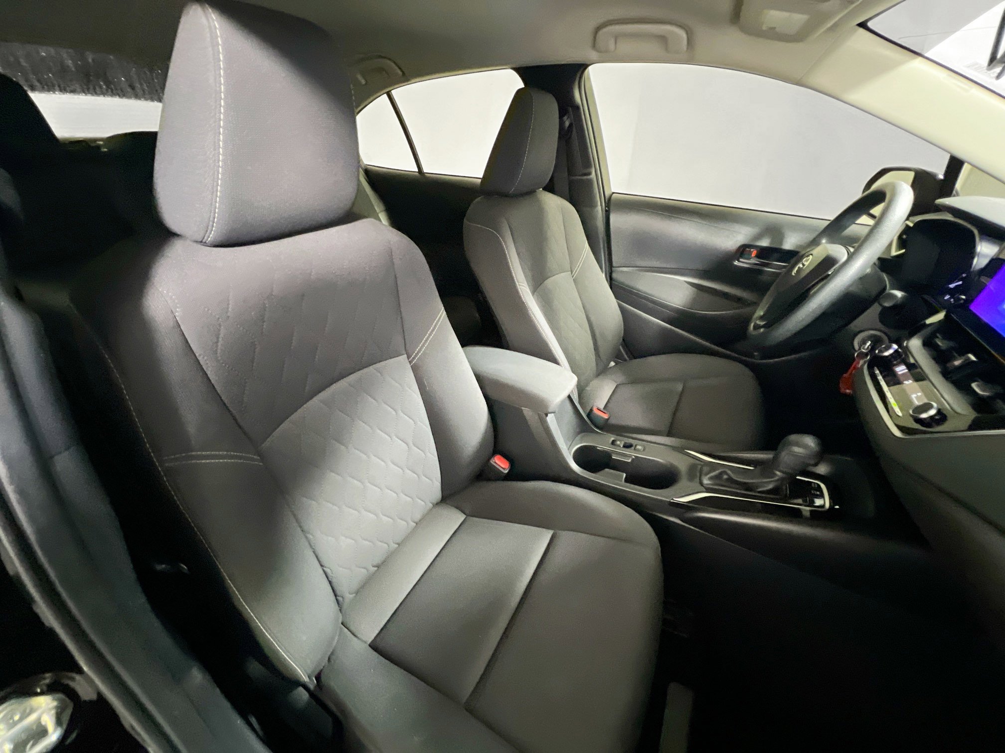 Used 2025 Toyota Corolla LE image 30