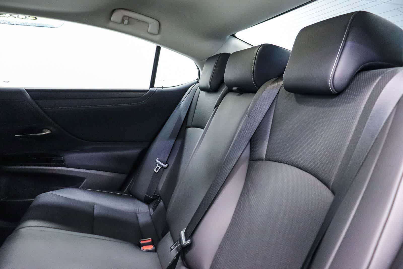 Used 2025 Lexus ES 300h w/ Premium Package FWD image 19